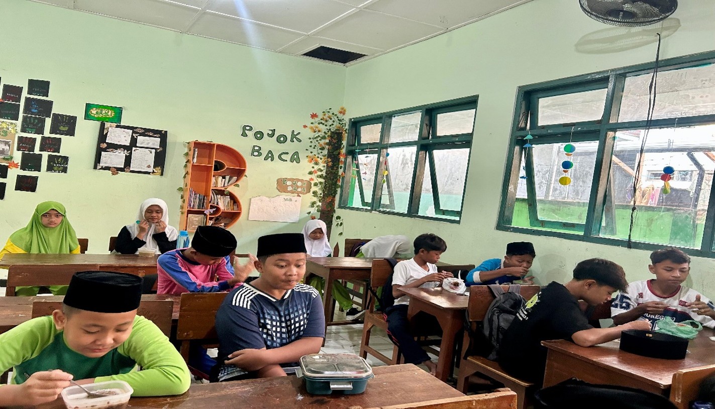 Kebersamaan Terjalin di Hari Kedua MATAMUDA: Siswa MTsN 9 Bantul Santap Aneka Jenang dalam Kotak Bekal Pribadi